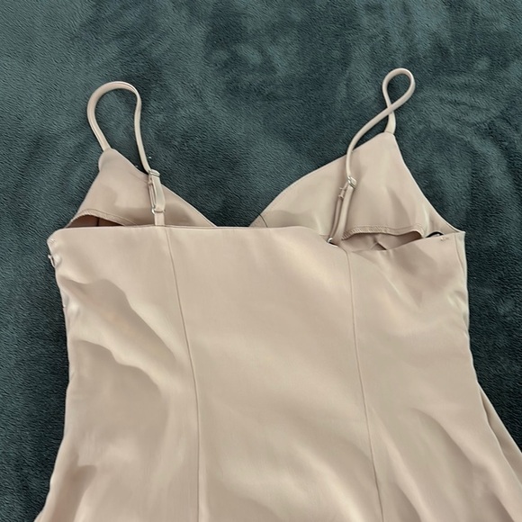 Elegant Cream Sleeveless Dress - Picture 8 of 9